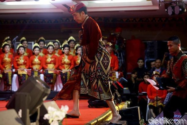 Presiden Jokowi pakai baju adat Bali saat menghadiri Kongres PDIP di Hotel Grand Inna Bali Beach, Sanur, Kamis (8/8/2019). Ia terlihat mengenakan baju beludru merah yang dipadu hiasan kepala dan kain songket Bali. Foto: dok. detikfoto