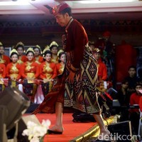 Presiden Jokowi pakai baju adat Bali saat menghadiri Kongres PDIP di Hotel Grand Inna Bali Beach, Sanur, Kamis (8/8/2019). Ia terlihat mengenakan baju beludru merah yang dipadu hiasan kepala dan kain songket Bali. Foto: dok. detikfoto