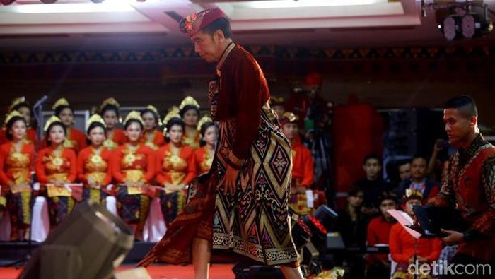 baju adat jokowi