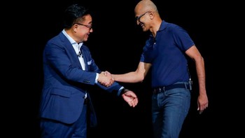 Ada juga tamu kejutan, yakni CEO Microsoft, Satya Nadella. Foto: Reuters