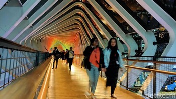 Lampu JPO dibilangan Sudirman yang instagramable.