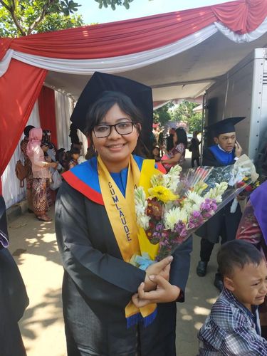 Viral Kisah Inspiratif Driver Ojol Lulus Cum Laude dari Undip