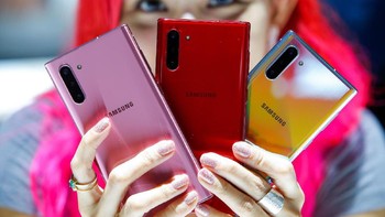 Lantas bagaimana dengan harga Galaxy Note 10+ konfigurasi RAM 12GB/ROM 512GB? Smartphone ini dapat ditebus seharga Rp 18,999 dengan pembelian preorder berhak atas bonus TV 43 inch seharga Rp 5 juta. Foto: Reuters