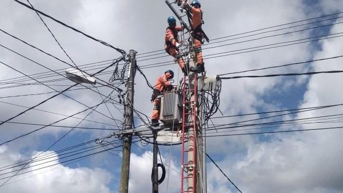 PLN punya pasukan khusus di Bangka Belitung untuk  pemeliharaan jaringan distribusi 20kv meskipun kabel masih dalam keadaan teraliri listrik.