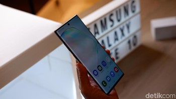 Galaxy Note 10 (RAM 8GB/ROM 256) banderolnya adalah Rp 13,999 juta untuk harga normal maupun preorder. Tetapi yang melakukan pemesanan secara preorder akan mendapatkan bonus Galaxy Buds. Foto: Adi Fida Rahman/detikINET