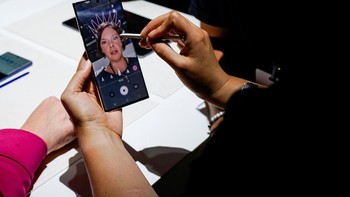 Seusai acara, wartawan langsung bisa mencoba kebolehan Note 10. Foto: Reuters