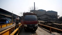 Setiba di lokasi, tim DLH langsung memasuki industri PT Mahkota Indonesia yang diduga melanggar aturan lingkungan hidup.