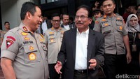 Tersangka kemudian menduplikasi surat rumah tersebut dan memberikannya ke korban. Rumah yang menjadi incaran kelompok ini termasuk rumah mewah seharga Rp 15 miliar lebih. Untuk memuluskan aksinya, komplotan ini menyewa rumah di kawasan Tebet, Jakarta Selatan. Rumah itu dijadikan kantor notaris bodong.