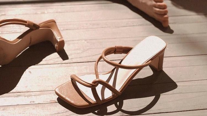 Opsi 5 Sandal Heels Dengan Tali Menyimpang Yang Sedang Tren Dari Brand Lokal