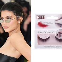 Produk makeup favorit dari Kylie Jenner adalah Kiss Lashes. Bulu mata palsu ini dijual dengan harga US$ 12 atau sekitar Rp 168 ribu. Foto: dok. Getty Images, Ist