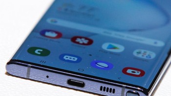 Galaxy Note 10 di pasar global ditenagai oleh prosesor Exynos 9825 dengan pabrikasi 7nm. Sementara khusus di China dan Amerika Serikat dimodali prosesor Snapdragon 855. Sebagaimana rumor yang sudah beredar sebelumnya, seri Galaxy Note 10 turut menawarkan pembaruan pada sektor S-Pen. Foto: Reuters