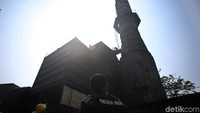 Terlihat ada beberapa cerobong di industri ini. Tercium bau asap yang menyengat di lokasi.