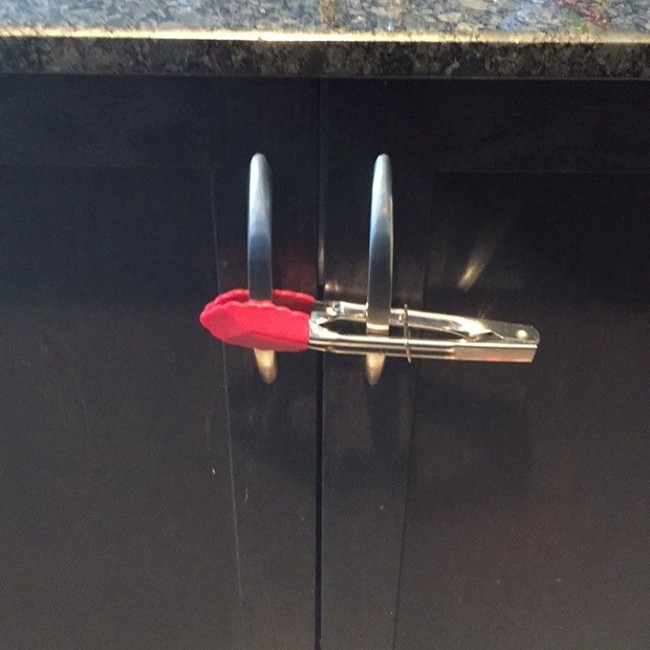 Kesal anak selalu buka-buka lemari? Anda bisa memanfaatkan capit seperti ini sebagai gembok darurat. Foto: Instagram