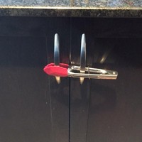 Kesal anak selalu buka-buka lemari? Anda bisa memanfaatkan capit seperti ini sebagai gembok darurat. Foto: Instagram