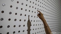 Menariknya dalam pameran tersebut ditampilkan instalasi karya berupa pecahan mata uang logam dan kertas milik Bank Indonesia yang menjadi spot favorit bagi pengunjung pameran. 