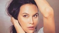 Sophia Latjuba mengaku bangga dengan foto seksinya di majalah dewasa. Foto: Instagram