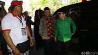 Suharso Monoarfa turun dari mobil yang membawanya.