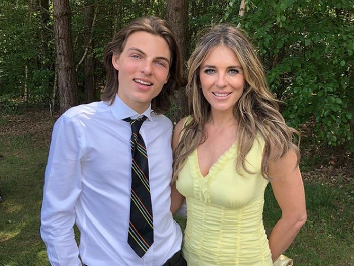 Elizabeth Hurley Elizabeth Hurley bersama putranya Damian Hurley.