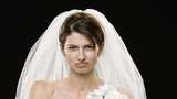 Viral Foto Wanita Berbaju Melorot Saat Nikah, Netizen Iba dengan Si Pengantin