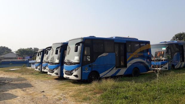 Bus BRT ini kini diparkir di lahan PDAM Tirta Patriot.