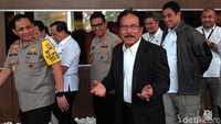 Diketahui, polisi menangkap sindikat penipu, yakni tersangka D, R, S, dan A karena melakukan penipuan dengan modus membeli rumah mewah. Polisi juga sudah menangkap 3 tersangka lainnya yang juga masih dalam sindikat ini. Sindikat ini beraksi dengan cara berpura-pura membeli rumah, lalu menggadaikan surat rumah milik korbannya.