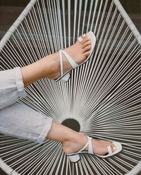 Opsi 5 Sandal Heels dengan Tali Menyimpang yang Sedang Tren dari Brand Lokal
