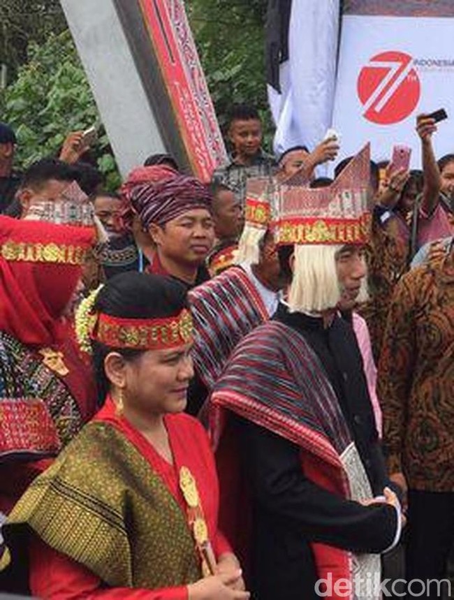 Saat membuka Karnaval Pesona Danau Toba di Toba Samosir, Agustus 2016, Jokowi mengenakan baju adat Batak Karo. Jokowi memakai kain ulos yang disampirkan di bahu dan Sortali, hiasan kepala yang umum digunakan raja-raja. Foto: dok. detikfoto