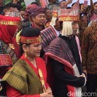 Saat membuka Karnaval Pesona Danau Toba di Toba Samosir, Agustus 2016, Jokowi mengenakan baju adat Batak Karo. Jokowi memakai kain ulos yang disampirkan di bahu dan Sortali, hiasan kepala yang umum digunakan raja-raja. Foto: dok. detikfoto