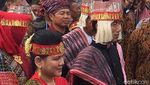 13 Foto Penampilan Jokowi saat Kenakan Baju Adat Berbagai Daerah
