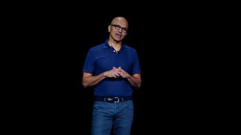 Nadella mengumumkan kerja sama Microsoft dan Samsung yang menghasilkan aplikasi mobile Android yang akan bantu menjembatani perangkat tersebut dengan PC yang menggunakan sistem operasi Windows.  Foto: Reuters