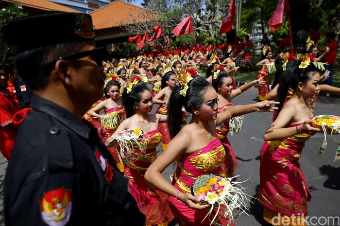 Kesenian khas Pulau Dewata Bali turut meriahkan Kongres V PDIP. Hal itu terlihat dari penampilan ratusan penari yang bersiap sambut tamu yang hadir di acara itu.
