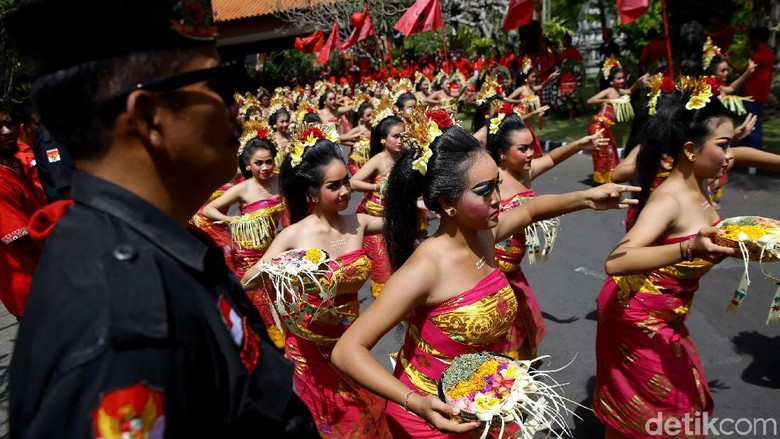 Kesenian Bali di Kongres V PDIP Kesenian khas Pulau Dewata Bali turut meriahkan Kongres V PDIP. Hal itu terlihat dari penampilan ratusan penari yang bersiap sambut tamu yang hadir di acara itu.
