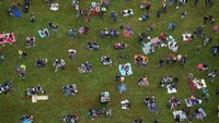 Sejumlah warga ramai-ramai menyaksikan festival.