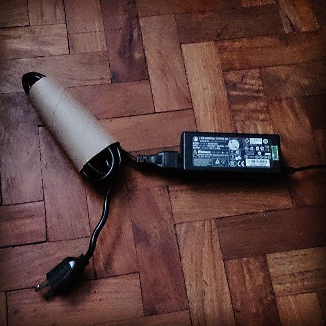 Kabel panjang yang berantakan kadang mengganggu pemandangan dalam rumah. Seorang ibu punya trik untuk merapikannya yakni dengan bulatan kertas pada tisu toilet. Instagram: @cpvcaspe