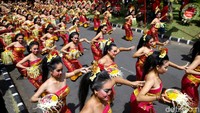 Ratusan penari Pendet meriahkan Kongres V PDIP yang digelar di Grand Inna Bali Beach Hotel, Denpasar, Bali, Kamis (8/8/2019).
