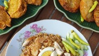 Nasi goreng gaya Jawa Timur ini dilengkapi suwiean ayam, cabe rawit utuh dan irisan telur rebus. Uenak poll! Foto : Instagram @omahjawi