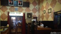 Nuansa jadul memang sengaja dipertahankan oleh sang pemilik restoran. Traveler seperti sedang makan di rumah kakek atau nenek kita sendiri. (Wahyu Setyo/detikcom)