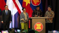 Gedung baru ASEAN memiliki dua menara dengan masing-masing 16 lantai yang disambungkan dengan jembatan layang sepanjang 41,3 meter.