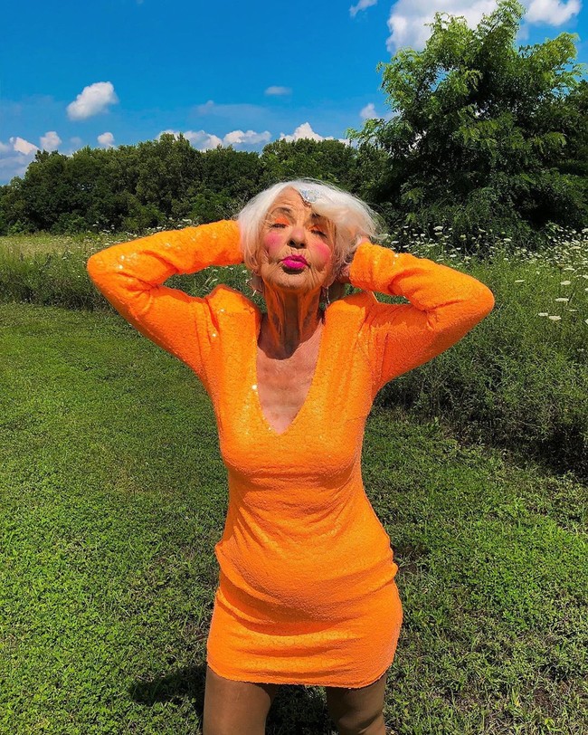 Benar-benar tak kalah keren dari ABG bukan? Apakah kamu juga bisa sepercaya diri seperti nenek Helen? Foto: Instagram @baddiewinkle