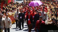 Megawati hadir bersama anaknya, Prananda Prabowo dan Puan Maharani.