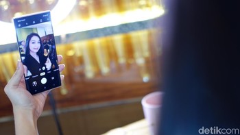 Fitur tersebut memungkinkan pengguna mengambil gambar, memperbesar dan memperkecil perspektif kamera, serta mengubah konten dan volume dalam aplikasi multimedia hanya dengan gerakan sederhana. Foto: Adi Fida Rahman/detikINET