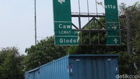 Rusaknya papan penunjuk jalan tersebut dikarenakan tertabrak truk besar yang melintas.