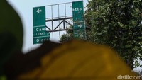 Papan penunjuk jalan tersebut tampak bolong-bolong.