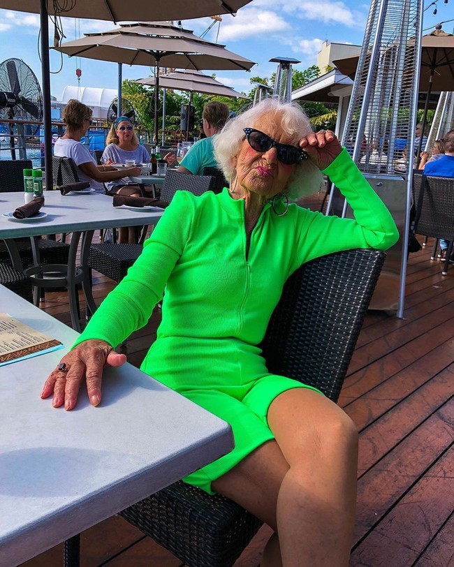 Jika biasanya selebgram adalah seorang wanita muda yang cantik, maka berbeda dengan nenek selebgram satu ini.  Helen memiliki followers yang jumlahnya cukup fantastis, yaitu 3,8 juta. Foto: Instagram @baddiewinkle