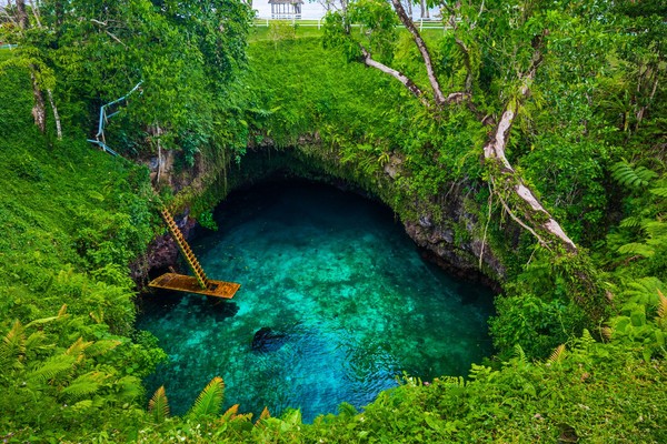 Satu tempat yang sangat identik dengan keindahan Samoa adalah To Sua Ocean Trench. To Sua Ocean Trench adalah kolam alami yang berada di Pulau Upolu. (iStock) Satu tempat yang sangat identik dengan keindahan Samoa adalah To Sua Ocean Trench. To Sua Ocean Trench adalah kolam alami yang berada di Pulau Upolu. (iStock)