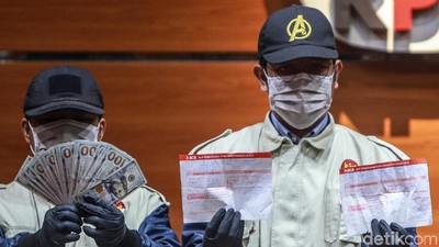 KPK Tunjukkan Barbuk OTT Anggota DPR Nyoman Dhamantra