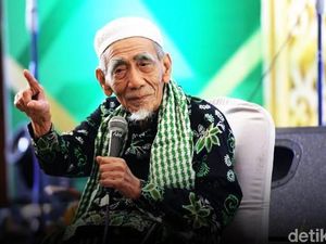 Momen Almarhum Mbah Moen Saat Makan Nasi Kebuli di Mekkah