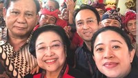 Pada 2019 lalu, ketiganya juga pernah mengabadikan kebersamaan mereka. Kala itu, Prabowo menghadiri Kongres V PDIP yang digelar di Hotel Grand Inna Bali Beach, Sanur, Bali, pada 8 Agustus 2019. Mega, Prabowo dan Puan pun mengabadikan momen itu dengan berswafoto. (Instagram Puan Maharani)