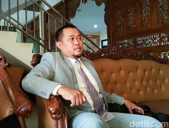 Koordinator Masyarakat Anti Korupsi indonesia (Maki) Boyamin Saiman datangi Polrestabes Semarang minta diperiksa, (8/8/2019).