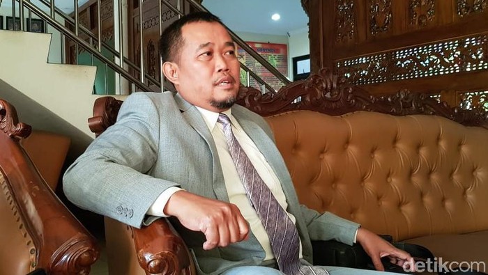 Koordinator Masyarakat Anti Korupsi indonesia (Maki) Boyamin Saiman datangi Polrestabes Semarang minta diperiksa, (8/8/2019).